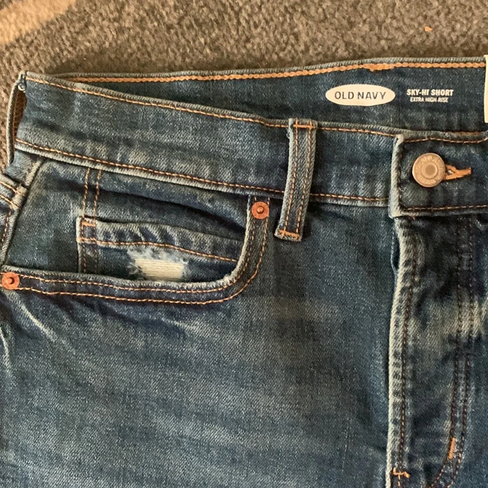 Hi-waisted shorts - Picture 2 of 6